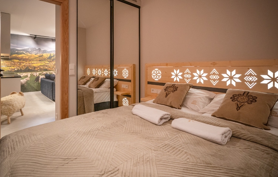 Łoże w sypialni z góralskimi akcentami