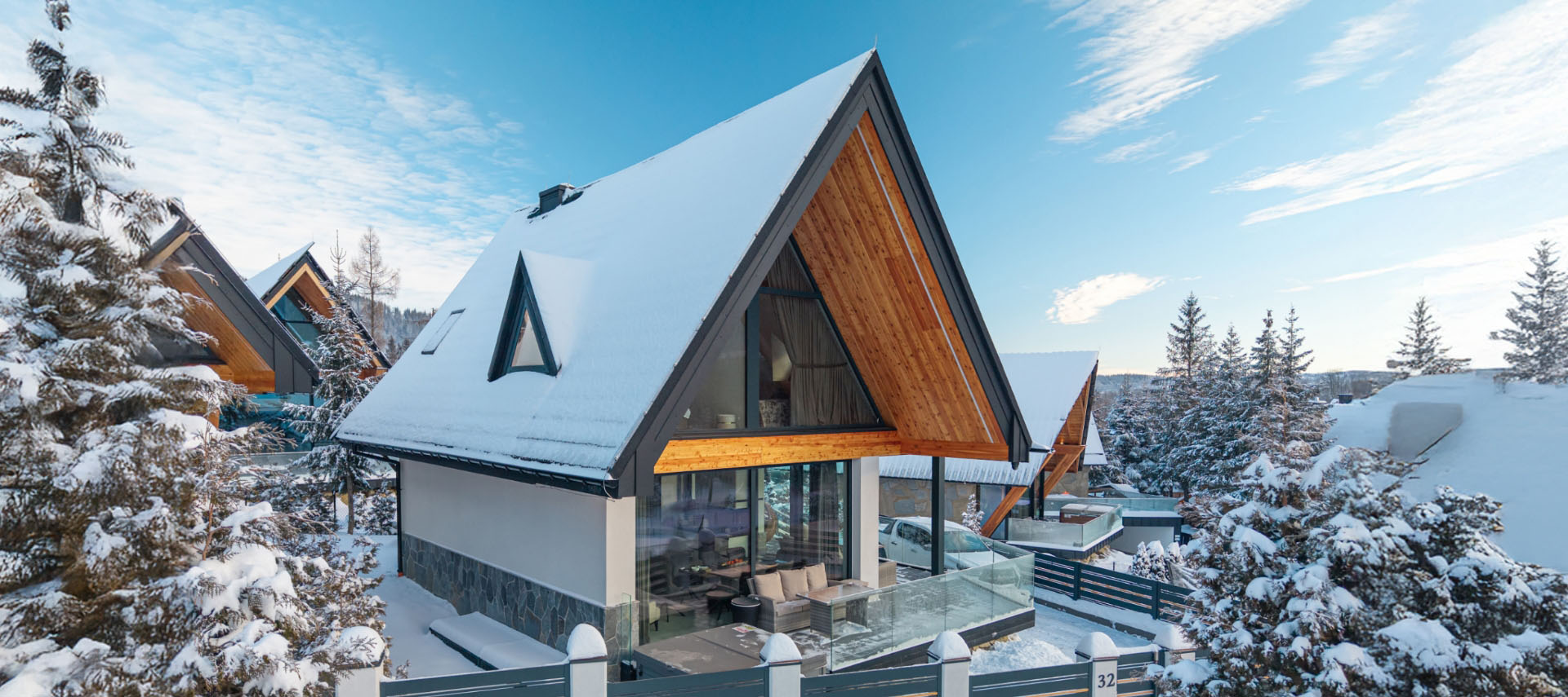 Villa w górach w zimowym krajobrazie