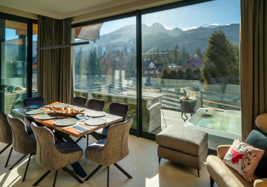 Wnętrze z dużym stołem i widokiem na góry