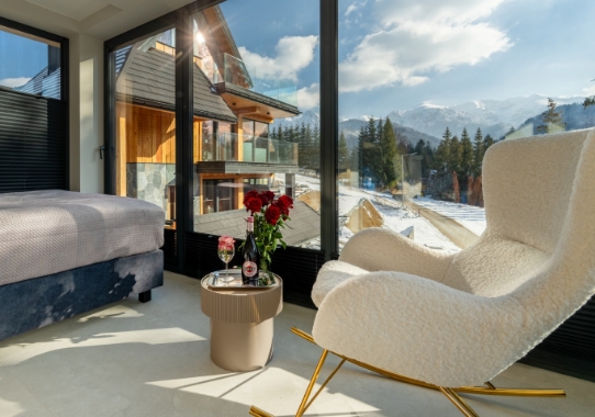 Ciepłe wnętrze domu z widokiem na góry