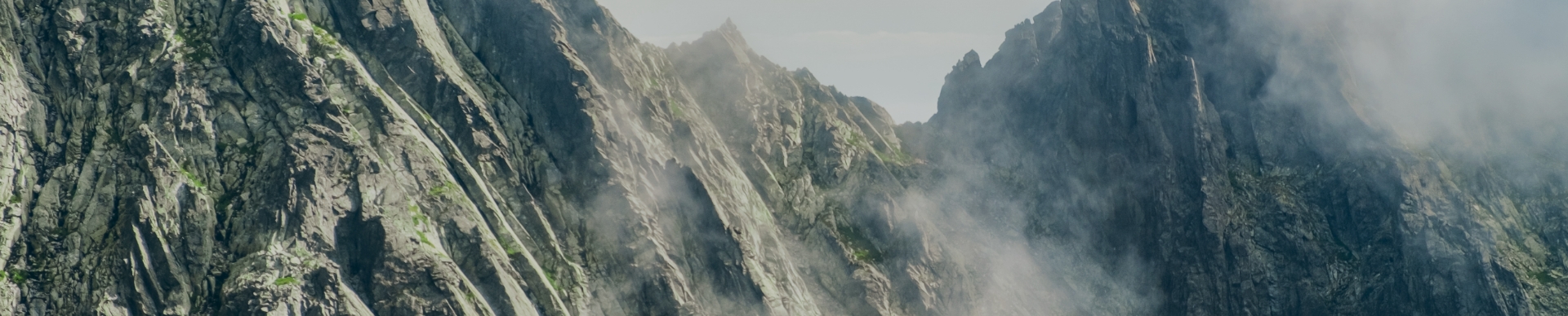 Widok na szczyty gór za mgłą