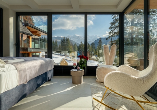 Ciepłe wnętrze domu z widokiem na góry