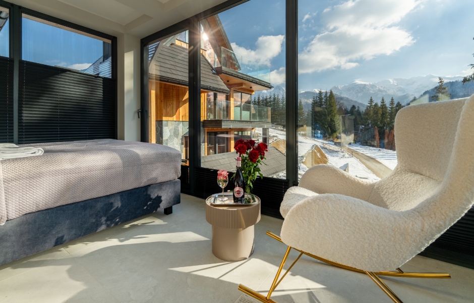 Ciepłe wnętrze domu z widokiem na góry