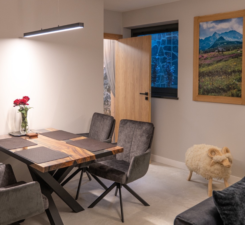 Widok na góry z wnętrza sypialni