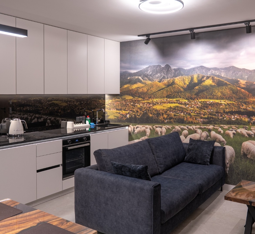 Widok na góry z wnętrza sypialni